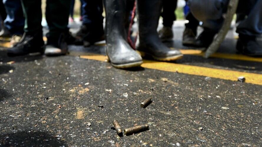 Se han registrado hechos de violencia y enfrentamientos entre grupos armados ilegales por el control de sectores mineros en el sur de Bolívar. Foto: Getty Images / LUIS ROBAYO