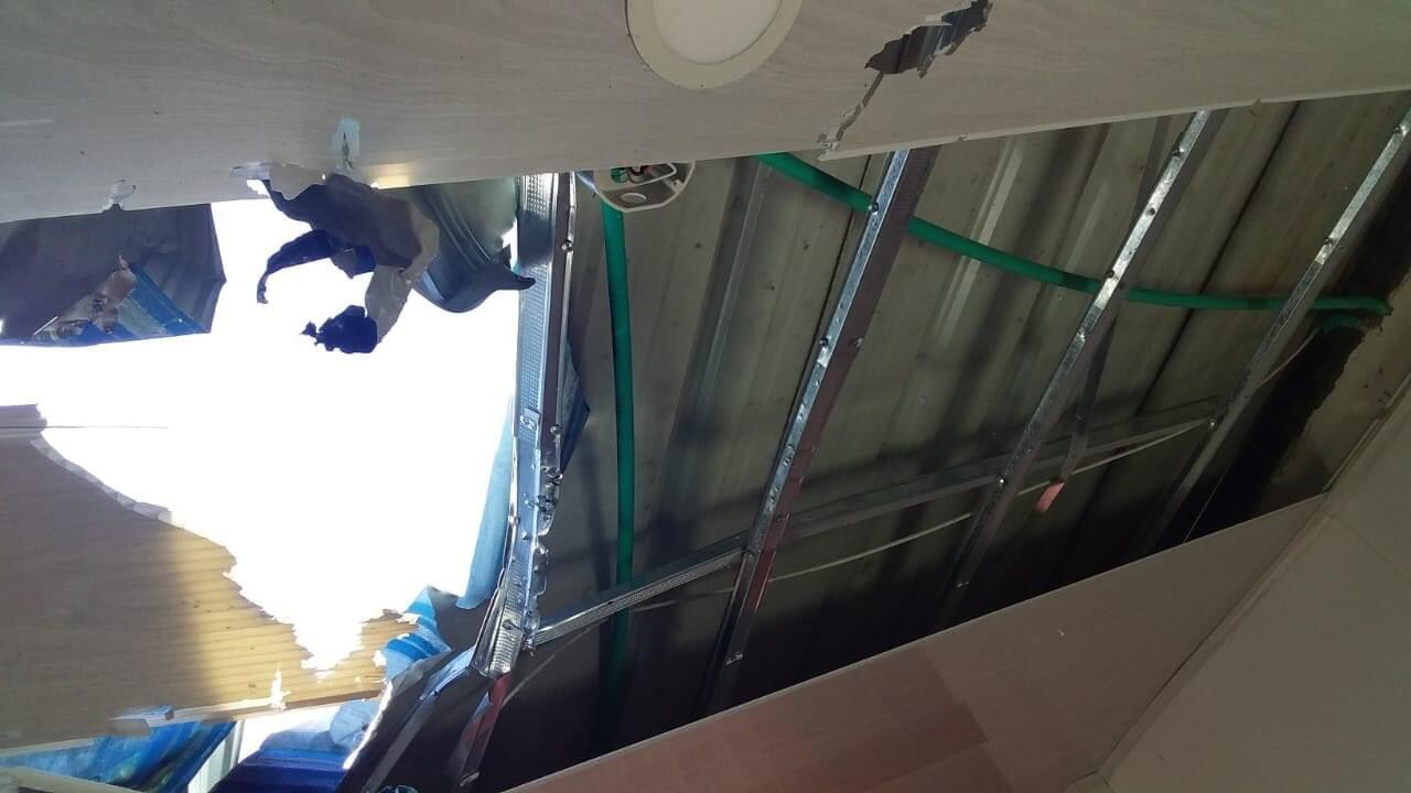 La carga explosiva destruyó parte del techo. Crédito: Red de Apoyo Cauca.