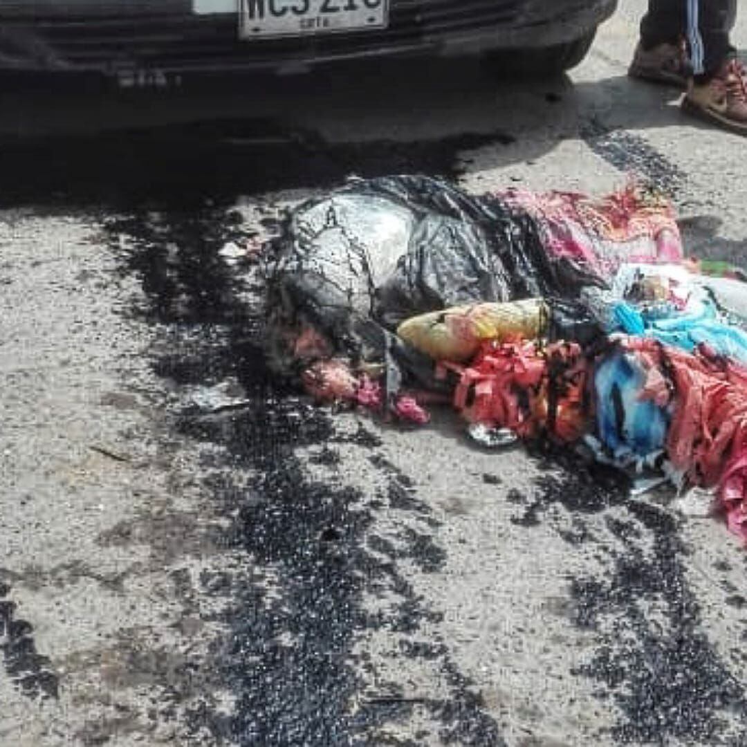 El artefacto explosivo se encontraba camuflado en medio de bolsas de basura a escasos metros de la estación de Policía y de la sede de la alcaldía municipal. Crédito: Alcaldía de Inzá.