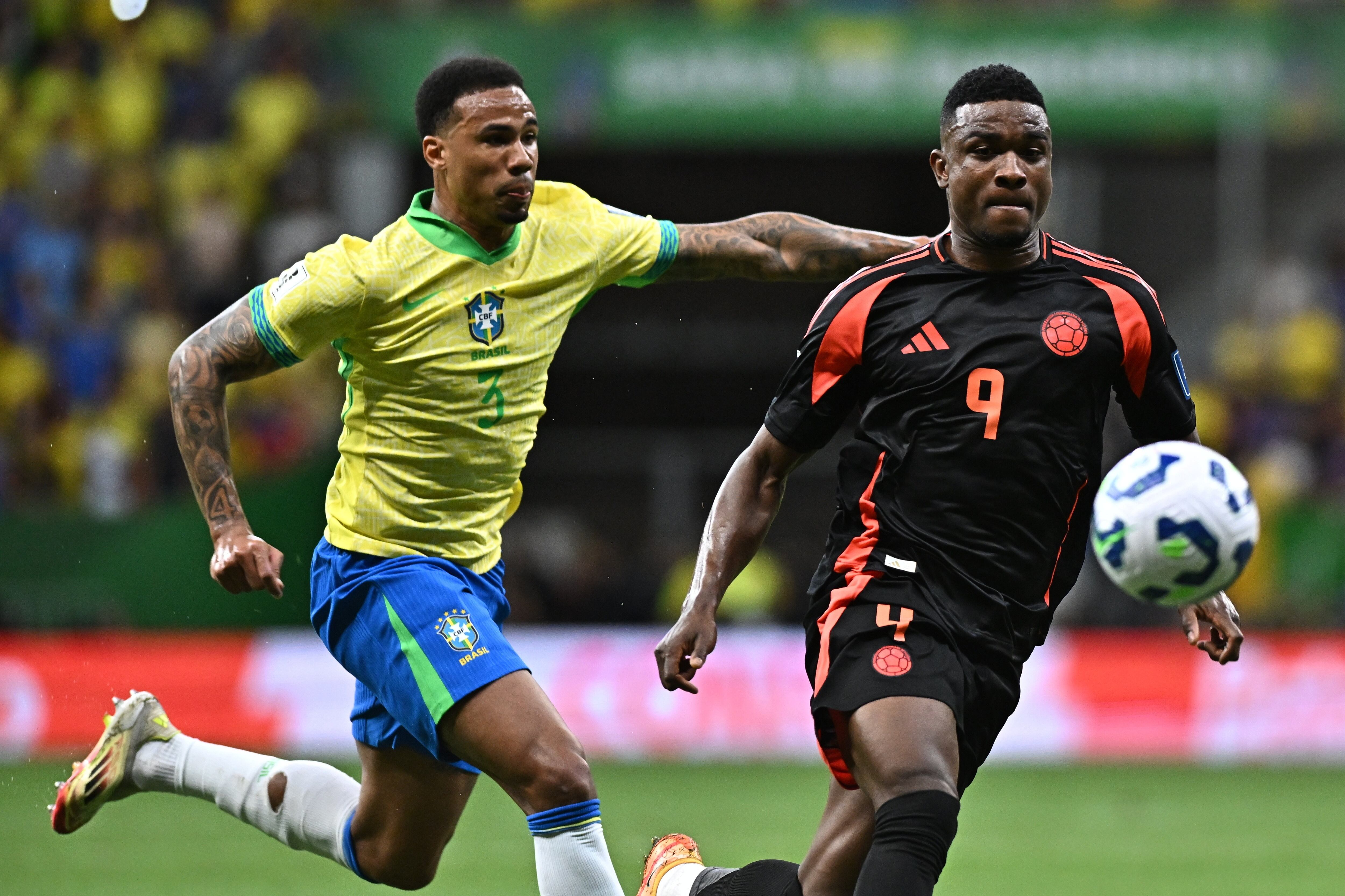 AME1064. BRASILIA (BRASIL), 20/03/2025.- Gabriel Magalhaes (i) de Brasil disputa el balón con Jhon Córdoba de Colombia este jueves, en un partido de las eliminatorias sudamericanas al Mundial de 2026 entre las selecciones de Brasil y Colombia, en el estadio Arena BRB Mané Garrincha, en Brasilia (Brasil). EFE/ Andre Borges