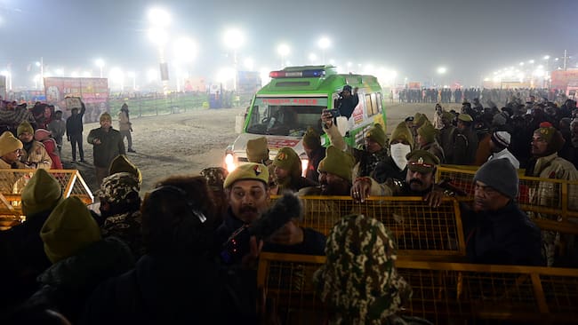 Prayagraj (India), 29/01/2025.- Police try to control the crowd as an ambulance arrives following a stampede accident during the Kumbh Mela festival near Sangam Ghat Prayagraj, Uttar Pradesh, India, 29 January 2025. A stampede took place during the Kumbh Mela religious festival in India's Sangam Ghat Prayagraj worship site after barriers broke under the pressure of massive crowds, with many causalities reported onsite without official confirmation given by local authorities. EFE/EPA/PRABHAT KUMAR VERMA