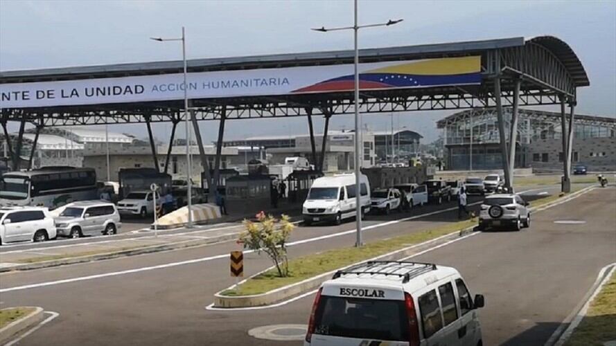 Autoridades sanitarias contemplan vacunación masiva en el puente internacional Tienditas. Foto: Colprensa
