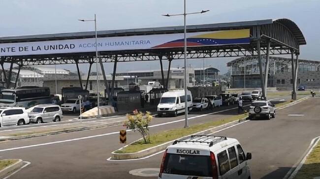 Autoridades sanitarias contemplan vacunación masiva en el puente internacional Tienditas. Foto: Colprensa