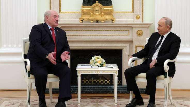Moscow (Russian Federation), 10/04/2024.- Russian President Vladimir Putin (R) speaks with Belarusian President Alexander Lukashenko during their meeting at the Kremlin in Moscow, Russia, 11 April 2024. (Bielorrusia, Rusia, Moscú) EFE/EPA/GAVRIIL GRIGOROV/SPUTNIK/KREMLIN POOL MANDATORY CREDIT