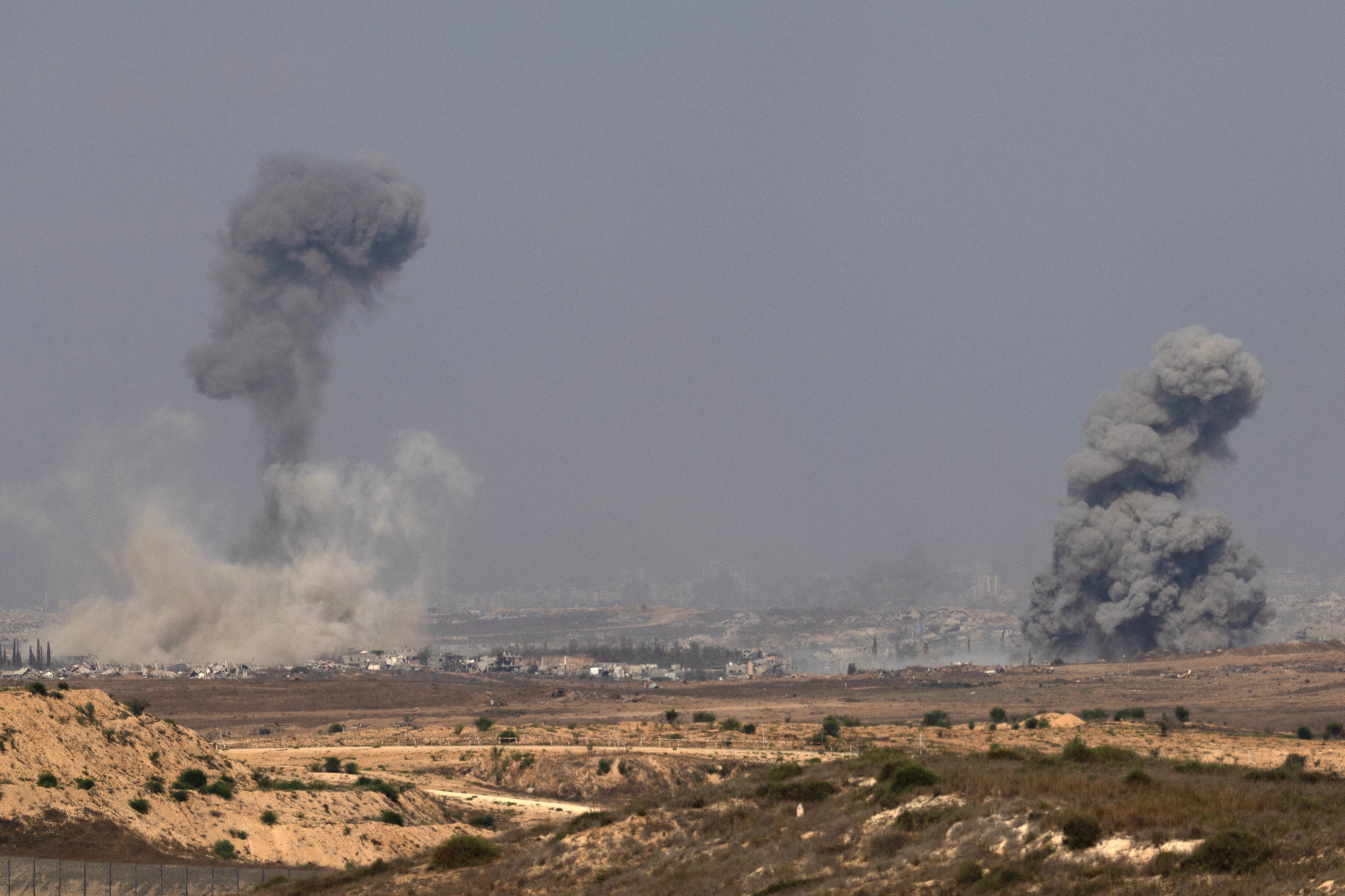 Sderot (Israel).- Smoke rises following an Israeli airstrike in the northern Gaza Strip near Beit Hanoun, as seen from the Israeli side of the border, 10 July 2025. EFE/EPA/ATEF SAFADI