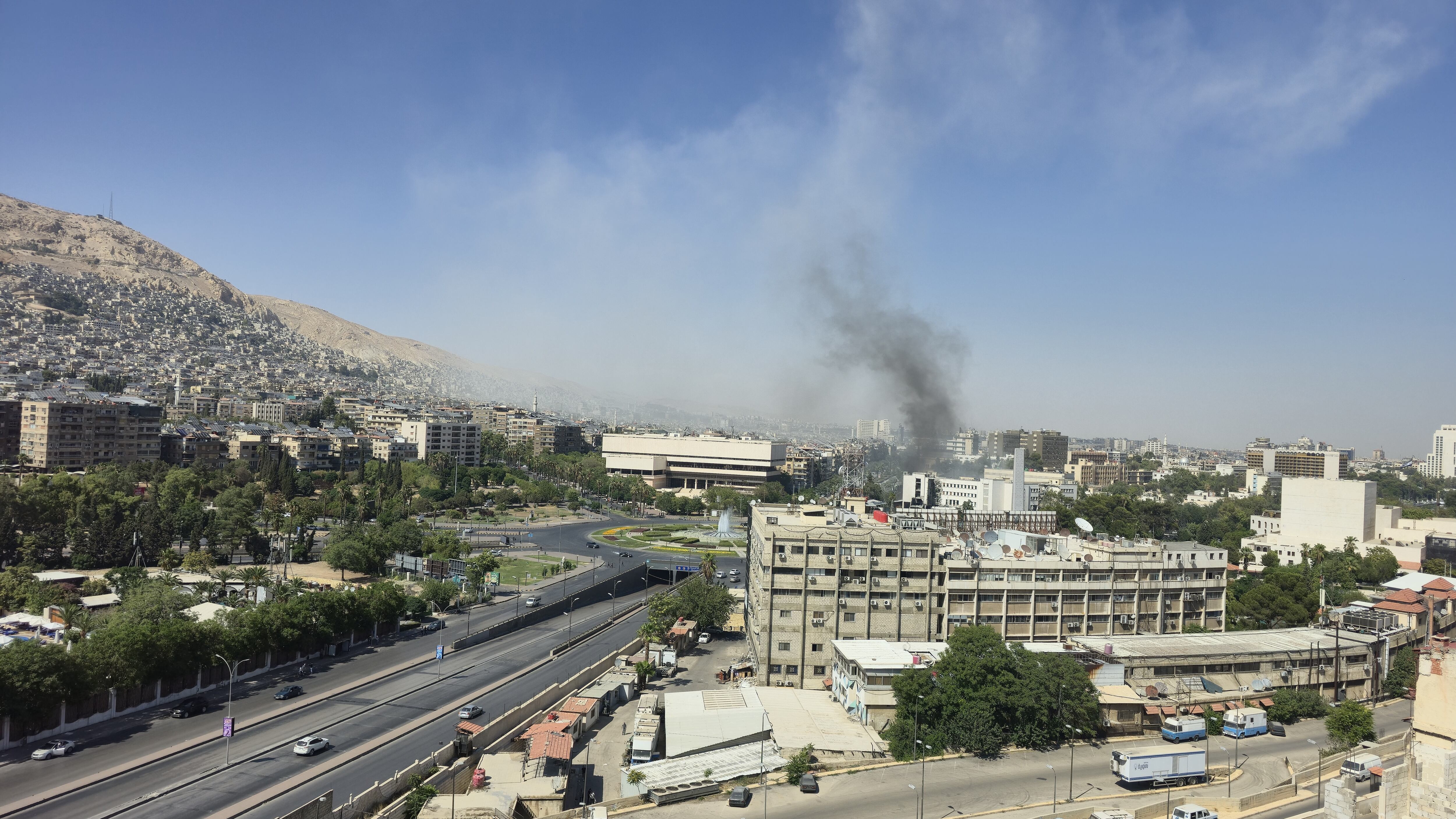 Nube de humo en Damasco tras bombardeos israelís. FOTO: Stringer/Anadolu via Getty Images