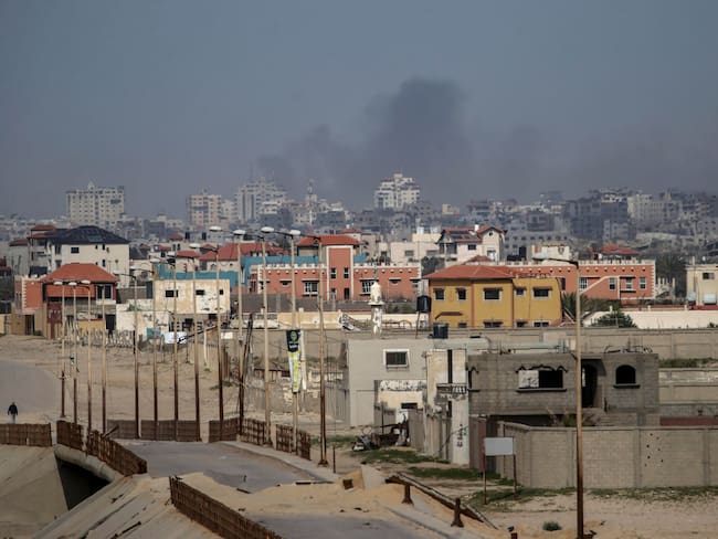 Al Rashid Road, Gaza (-), 21/03/2024.- Smoke rises in the background following an Israeli air strike in Gaza City, northern Gaza Strip, 21 March 2024. More than 31,500 Palestinians and over 1,300 Israelis have been killed, according to the Palestinian Health Ministry and the Israel Defense Forces (IDF), since Hamas militants launched an attack against Israel from the Gaza Strip on 07 October 2023, and the Israeli operations in Gaza and the West Bank which followed it. EFE/EPA/MOHAMMED SABER