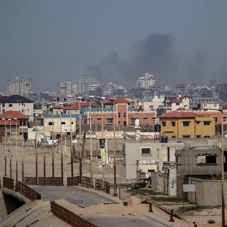 Al Rashid Road, Gaza (-), 21/03/2024.- Smoke rises in the background following an Israeli air strike in Gaza City, northern Gaza Strip, 21 March 2024. More than 31,500 Palestinians and over 1,300 Israelis have been killed, according to the Palestinian Health Ministry and the Israel Defense Forces (IDF), since Hamas militants launched an attack against Israel from the Gaza Strip on 07 October 2023, and the Israeli operations in Gaza and the West Bank which followed it. EFE/EPA/MOHAMMED SABER