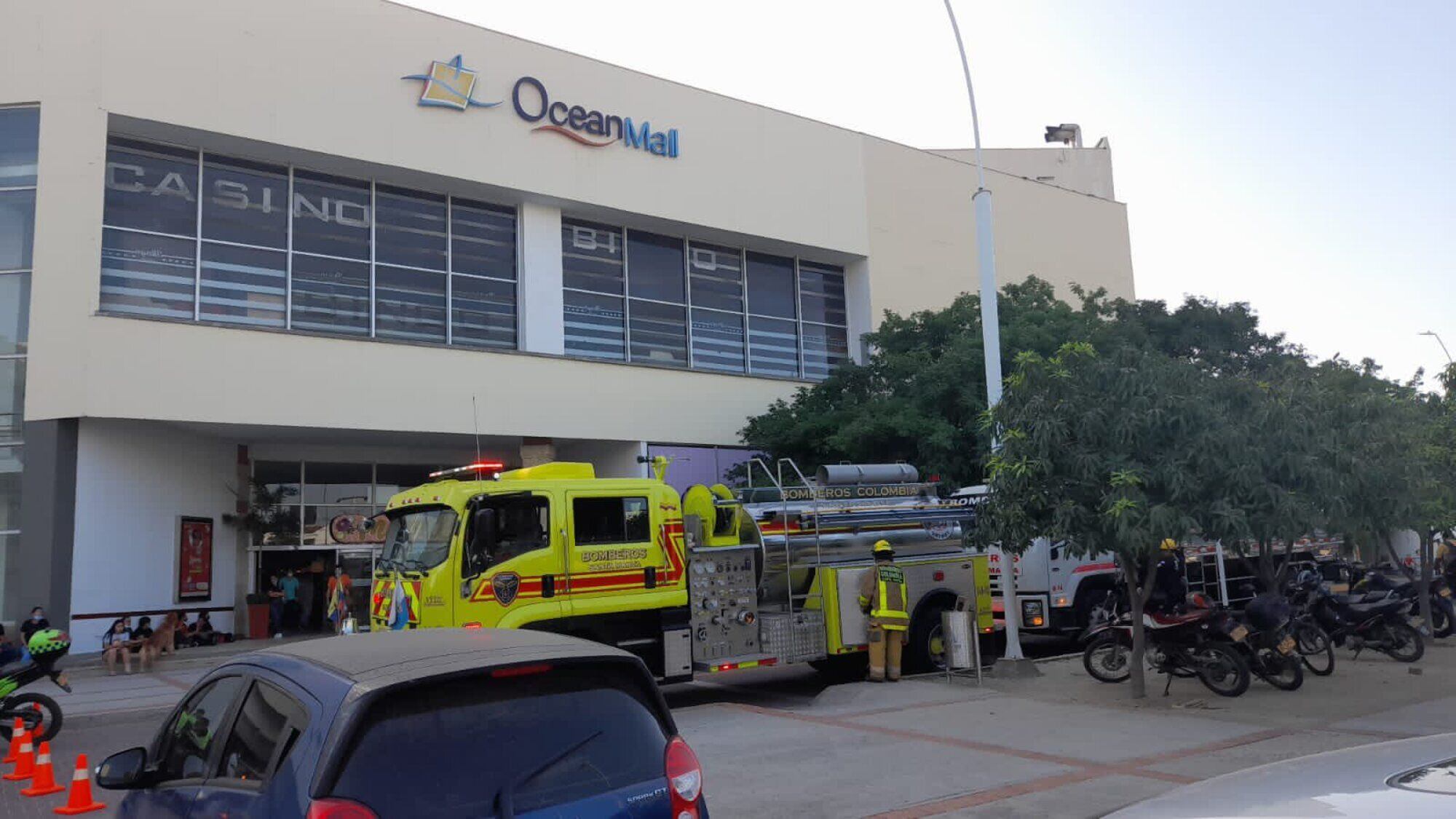 Incendio en el Centro Comercial Ocean Mall. Foto: Cortesía Bomberos de Santa Marta