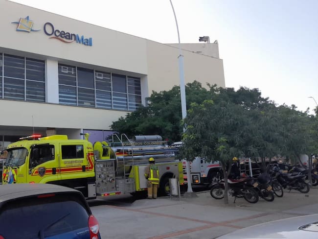 Incendio en el Centro Comercial Ocean Mall. Foto: Cortesía Bomberos de Santa Marta