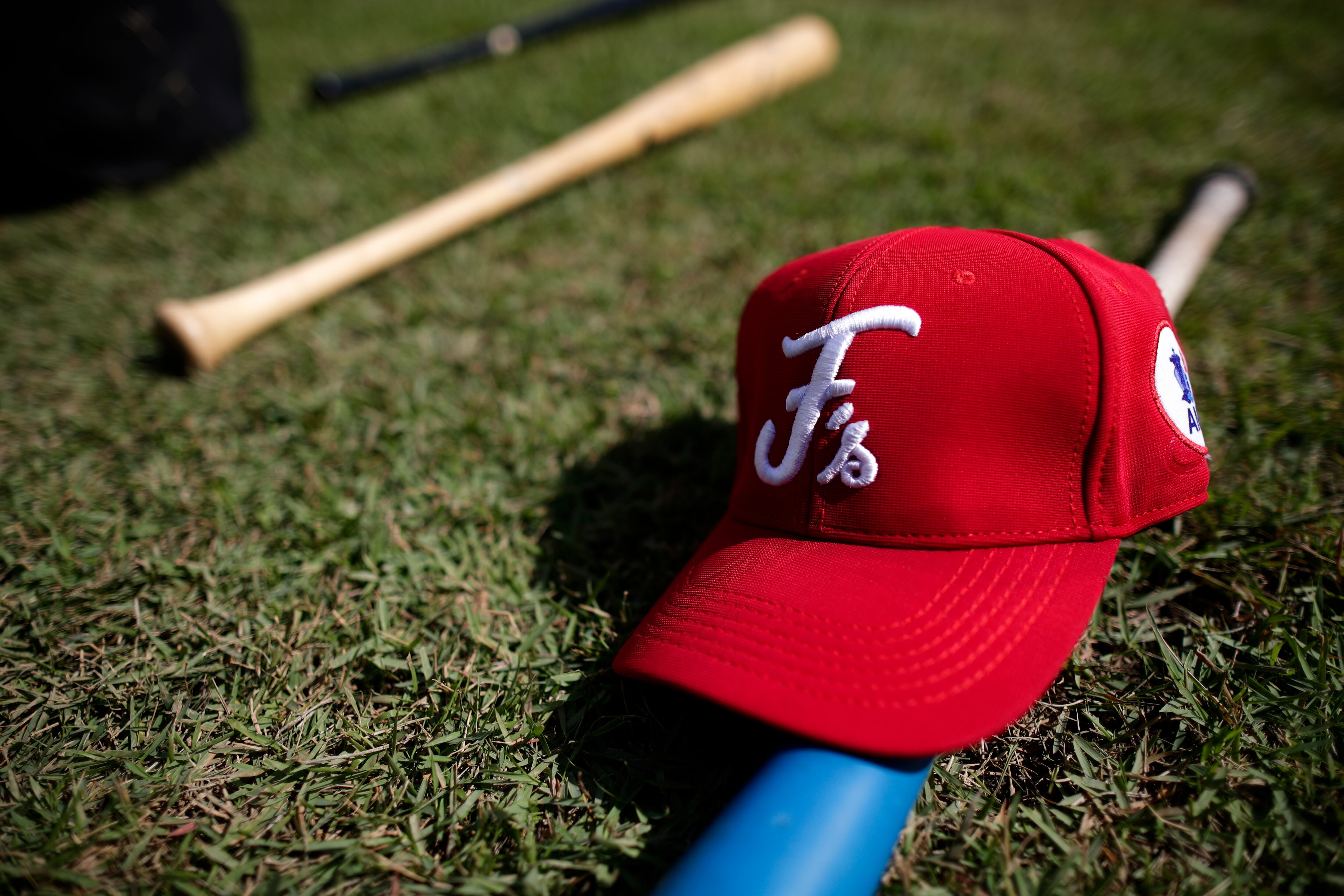AME3419. CIUDAD DE PANAMÁ (PANAMÁ), 30/01/2024.- Fotografía de una gorra de los Federales de Chiriquí hoy, en el estadio nacional Rod Carew, en ciudad de Panamá (Panamá). Los grandes ligas panameños Christian Bethancourt e Iván Herrera, dos de los cuatro refuerzos de los Federales de Chiriquí para la Serie del Caribe 2024, coincidieron este martes en que Panamá va enfocado en "salir a competir" y sacar los resultados. EFE/Bienvenido Velasco