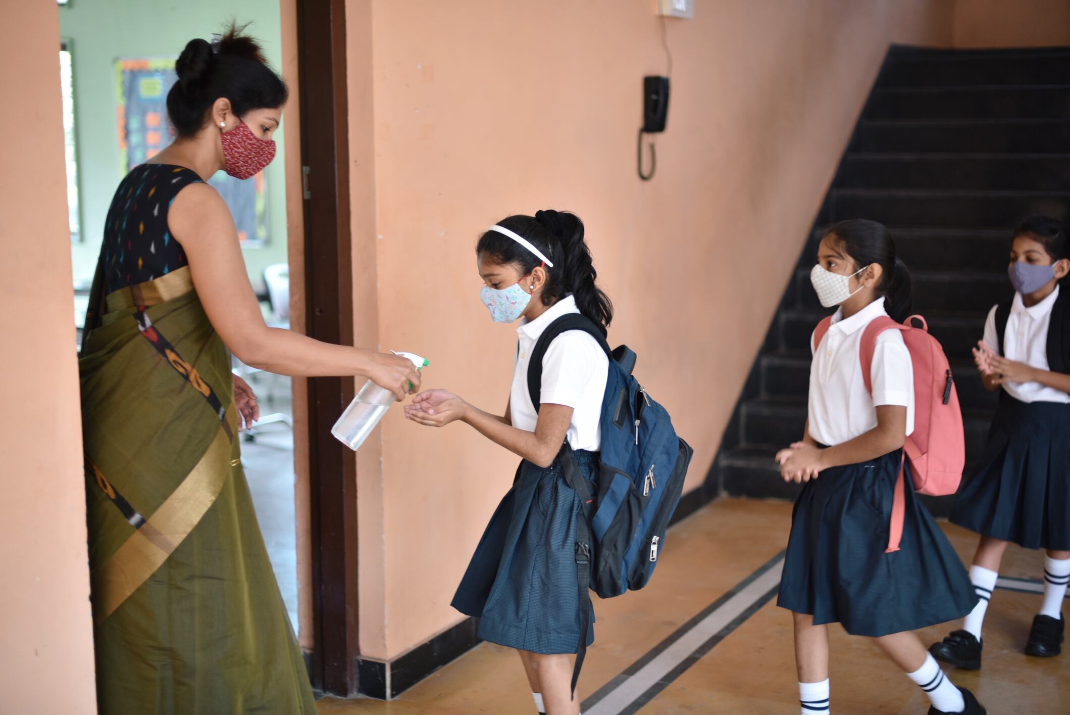 ¿Por qué los niños deben seguir usando tapabocas en las aulas de clase? Debate a Contrarreloj. Foto: Getty Images