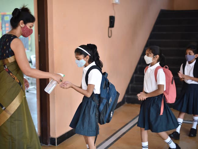 ¿Por qué los niños deben seguir usando tapabocas en las aulas de clase? Debate a Contrarreloj