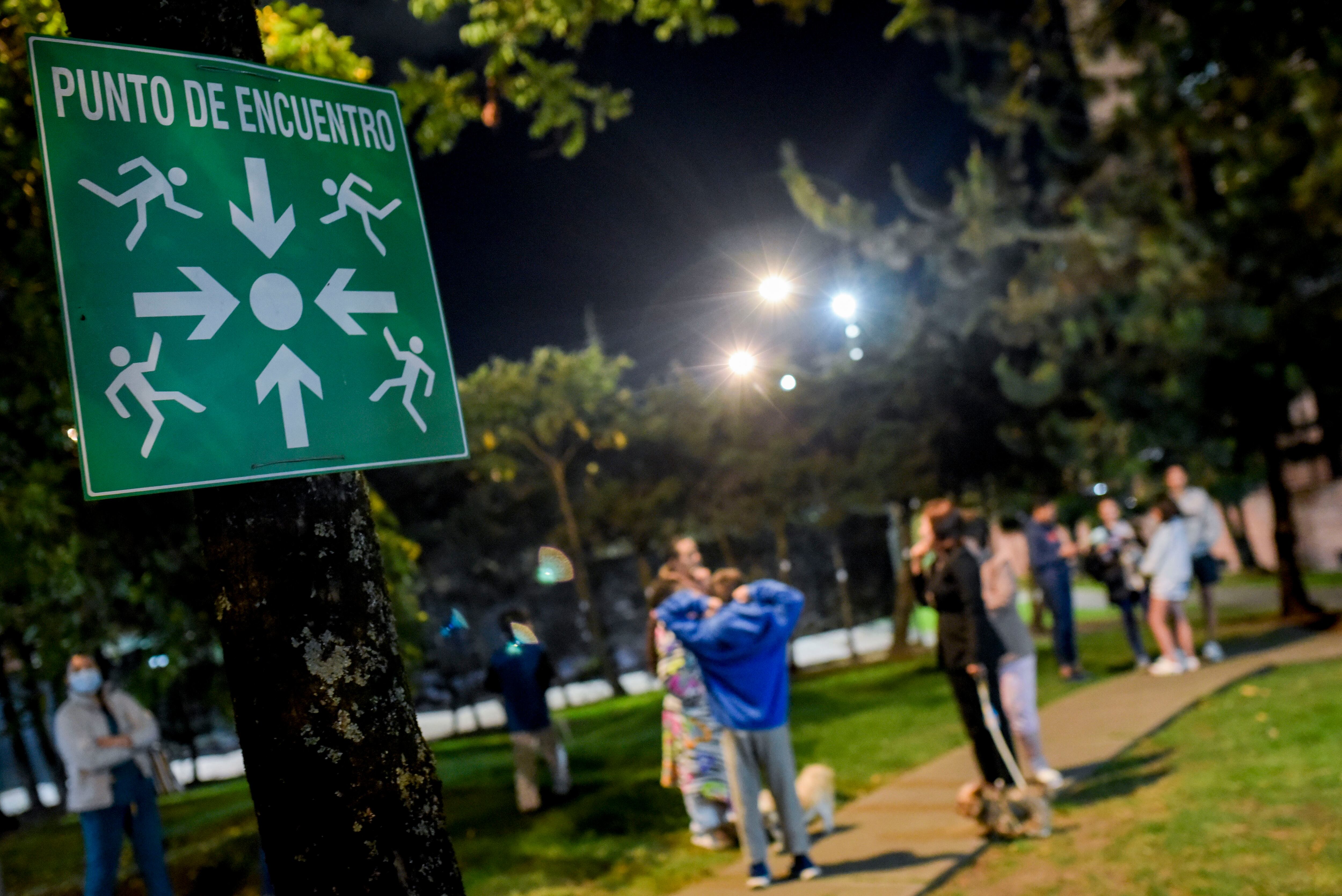Bogotá. 17 de agosto de 2023. Tras varias réplicas de un temblor, habitantes abandonan algunos edificios. (Colprensa - Mariano Vimos)