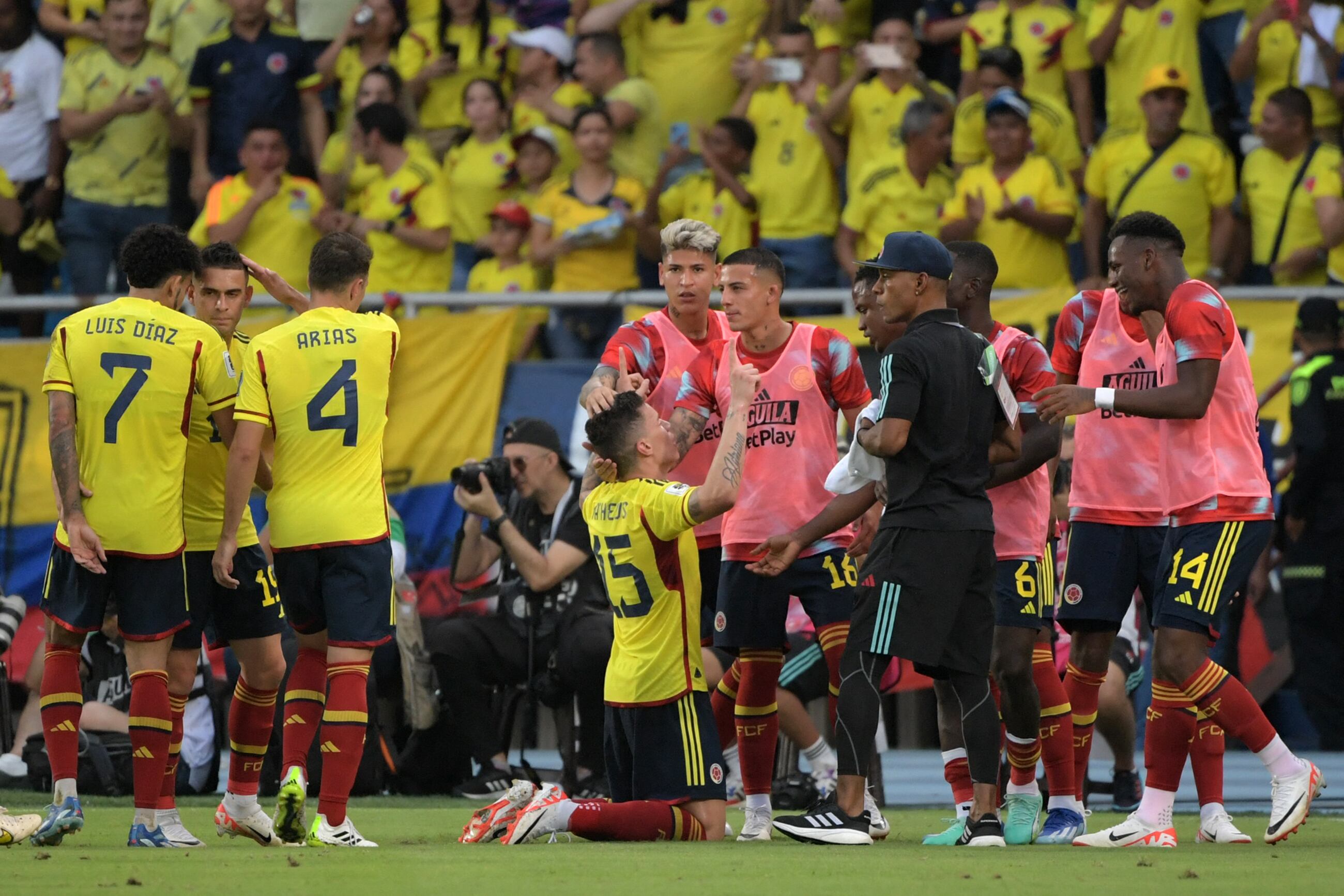 Matheus Uribe celebrando con sus compañeros el 2-1. (Photo by Raul ARBOLEDA / AFP) (Photo by RAUL ARBOLEDA/AFP via Getty Images)