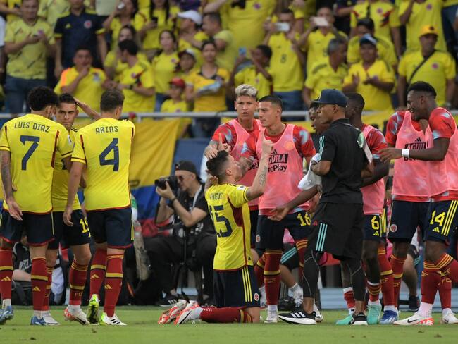 Matheus Uribe celebrando con sus compañeros el 2-1. (Photo by Raul ARBOLEDA / AFP) (Photo by RAUL ARBOLEDA/AFP via Getty Images)