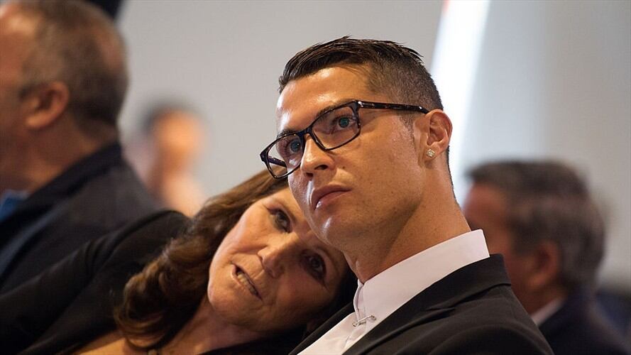 Mamá de Ronaldo no contiene el llanto por regreso de su hijo al Manchester United. Foto: Getty Images /  Denis Doyle / Fotógrafo autónomo