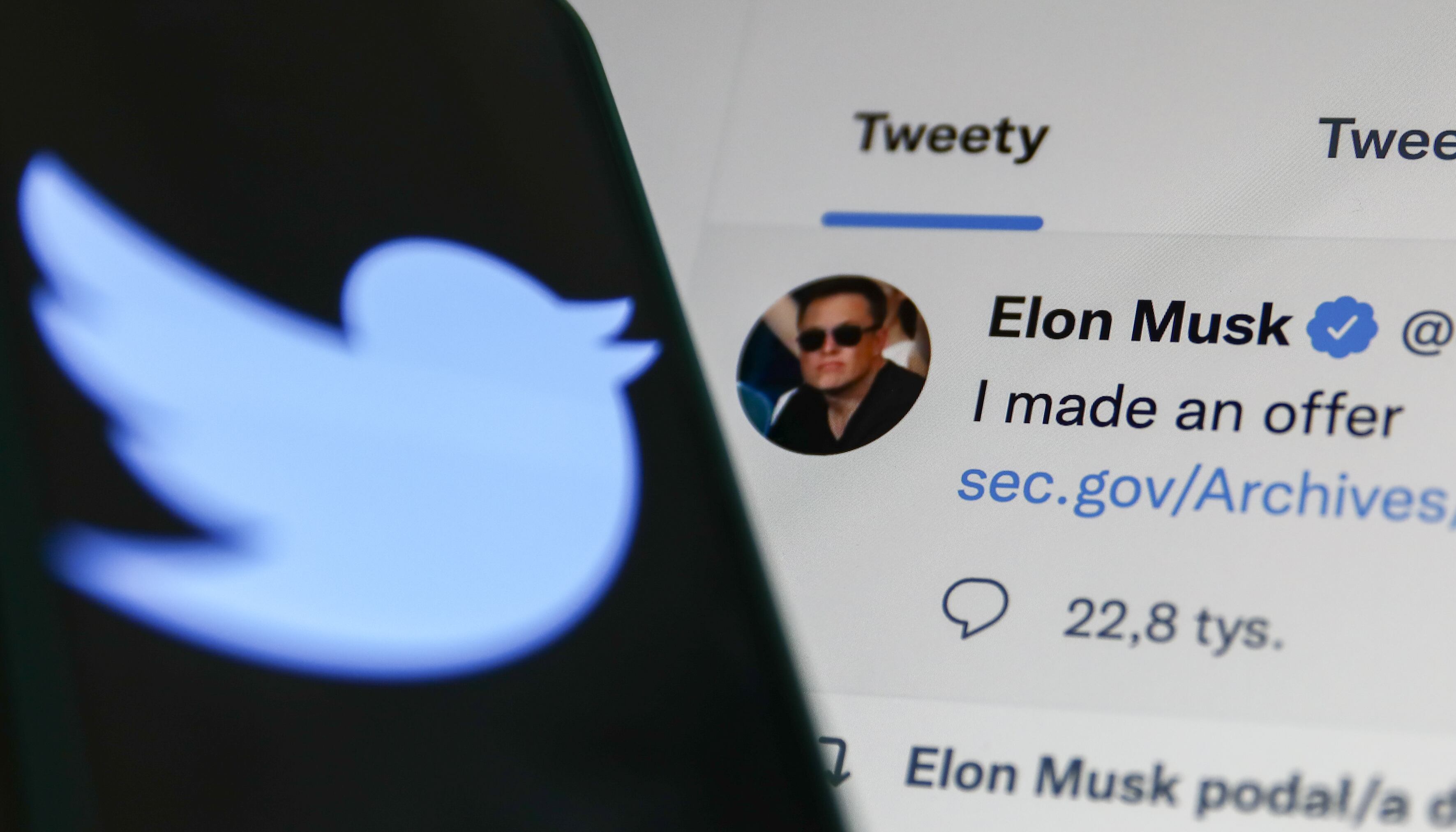 Ilustración relaciones Twitter y Elon Musk . Foto de Jakub Porzycki/NurPhoto via Getty Images)