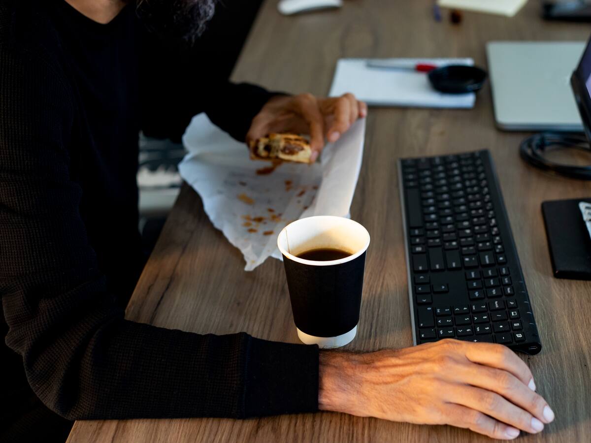 Practicando estos ejercicios físicos podría combatir el sedentarismo en la oficina