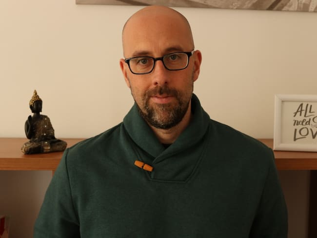 Está bien sentirse mal: psicólogo y autor de ’La dictadura de la felicidad’