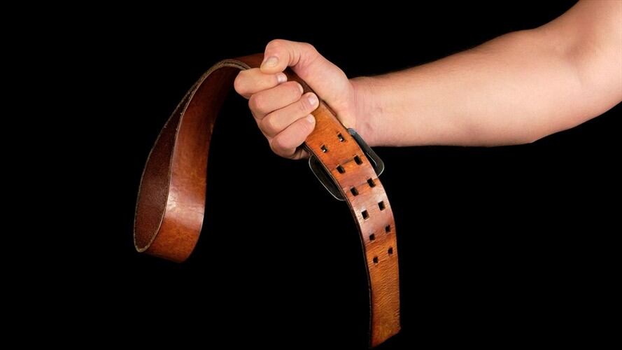 Persona con correa en la mano. Foto: Getty Images /  Natalya Danko / EyeEm