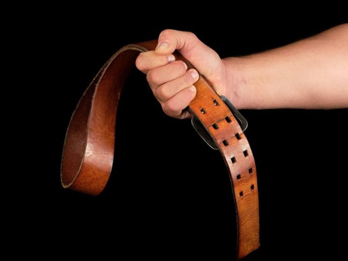 Padre sacó a su hijo de manifestaciones en Bogotá a correazos