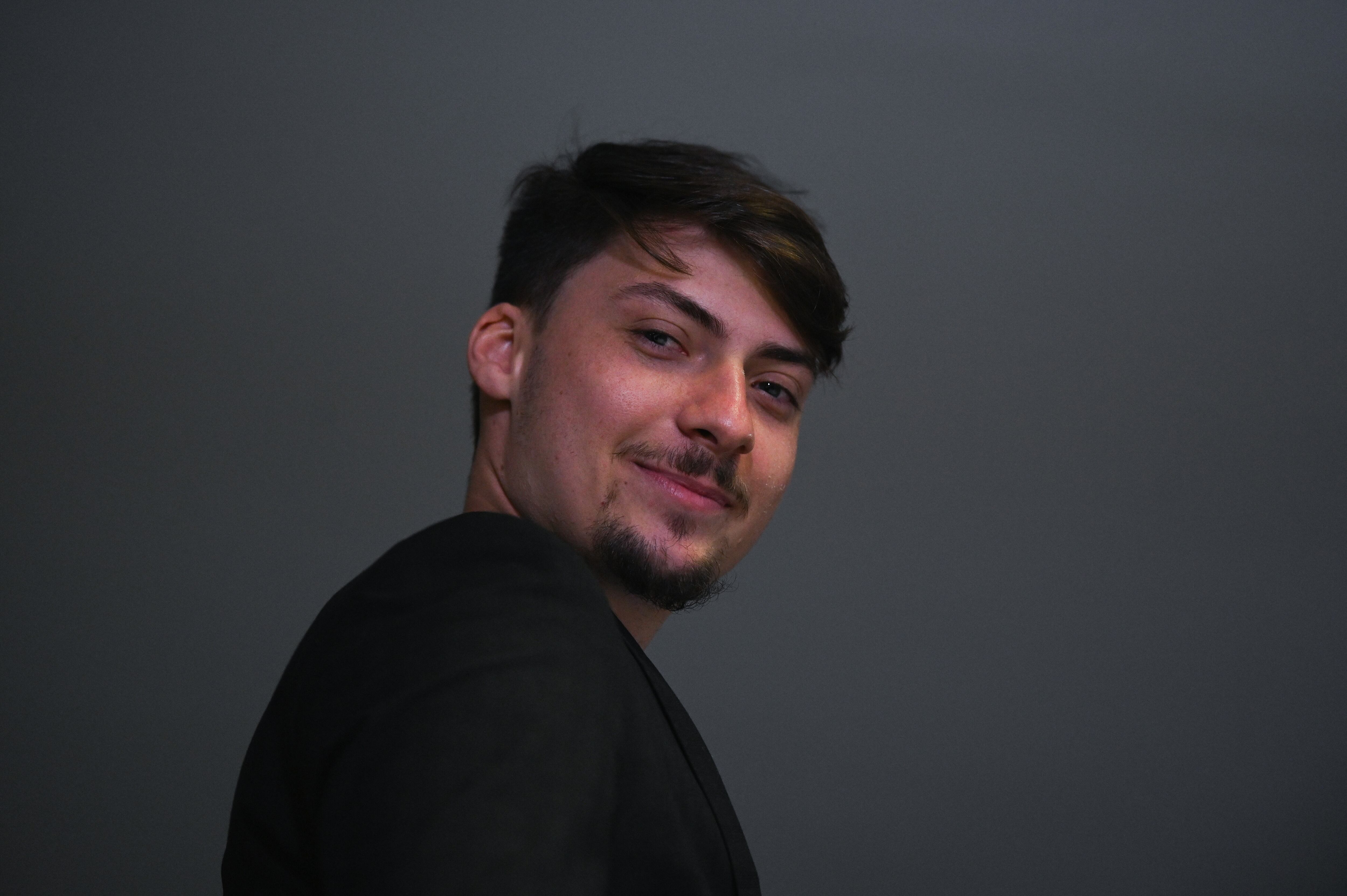 Fotografía de archivo fechada el 24 de febrero de 2021 de Jair Renan Bolsonaro, hijo del expresidente brasileño Jair Bolsonaro, durante una ceremonia en el Paláacio del Planalto, en Brasília (Brasil). La Policía brasileña realizó este jueves búsquedas en domicilios vinculados a Jair Renan Valle Bolsonaro, hijo menor del expresidente Jair Bolsonaro, en el marco de una investigación por una trama de blanqueo de capitales, informaron fuentes oficiales, citadas por medios locales. EFE/ Andre Borges