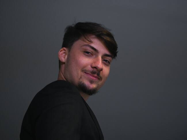 Fotografía de archivo fechada el 24 de febrero de 2021 de Jair Renan Bolsonaro, hijo del expresidente brasileño Jair Bolsonaro, durante una ceremonia en el Paláacio del Planalto, en Brasília (Brasil). La Policía brasileña realizó este jueves búsquedas en domicilios vinculados a Jair Renan Valle Bolsonaro, hijo menor del expresidente Jair Bolsonaro, en el marco de una investigación por una trama de blanqueo de capitales, informaron fuentes oficiales, citadas por medios locales. EFE/ Andre Borges