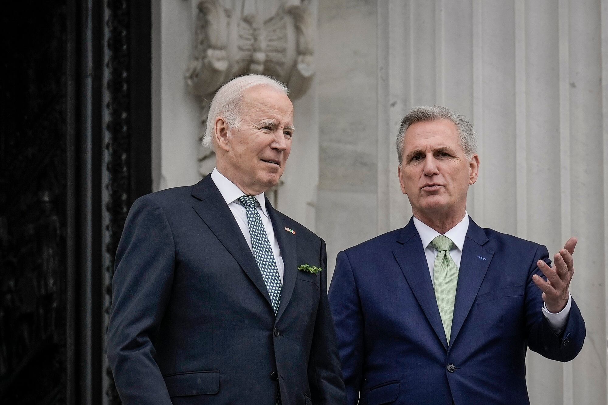 Joe Biden y Kevin McCarthy. (Photo by Drew Angerer/Getty Images)