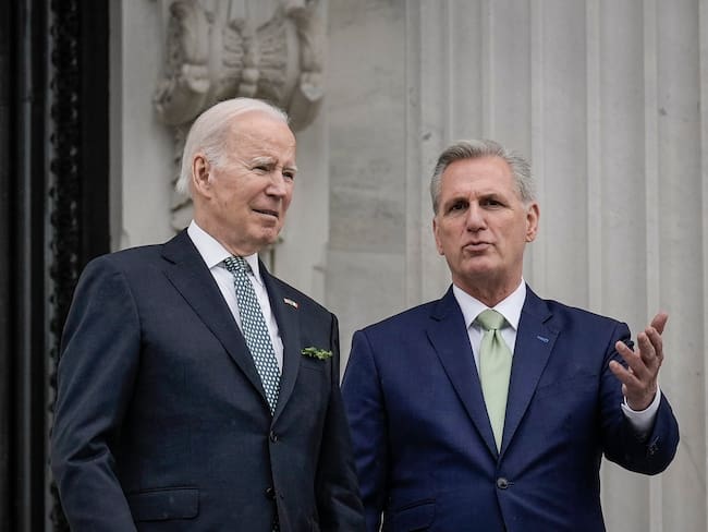 Joe Biden y Kevin McCarthy. (Photo by Drew Angerer/Getty Images)
