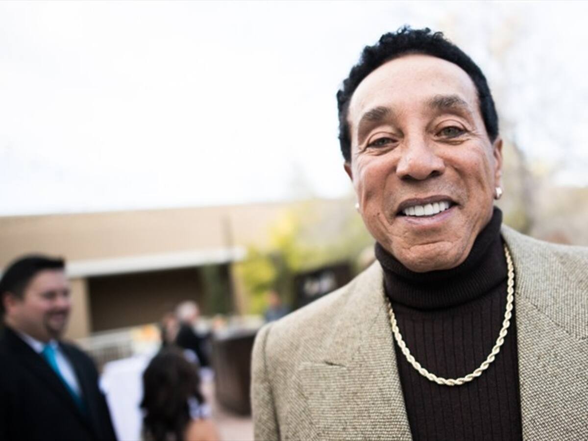 Cantante Smokey Robinson lanza línea de vinos