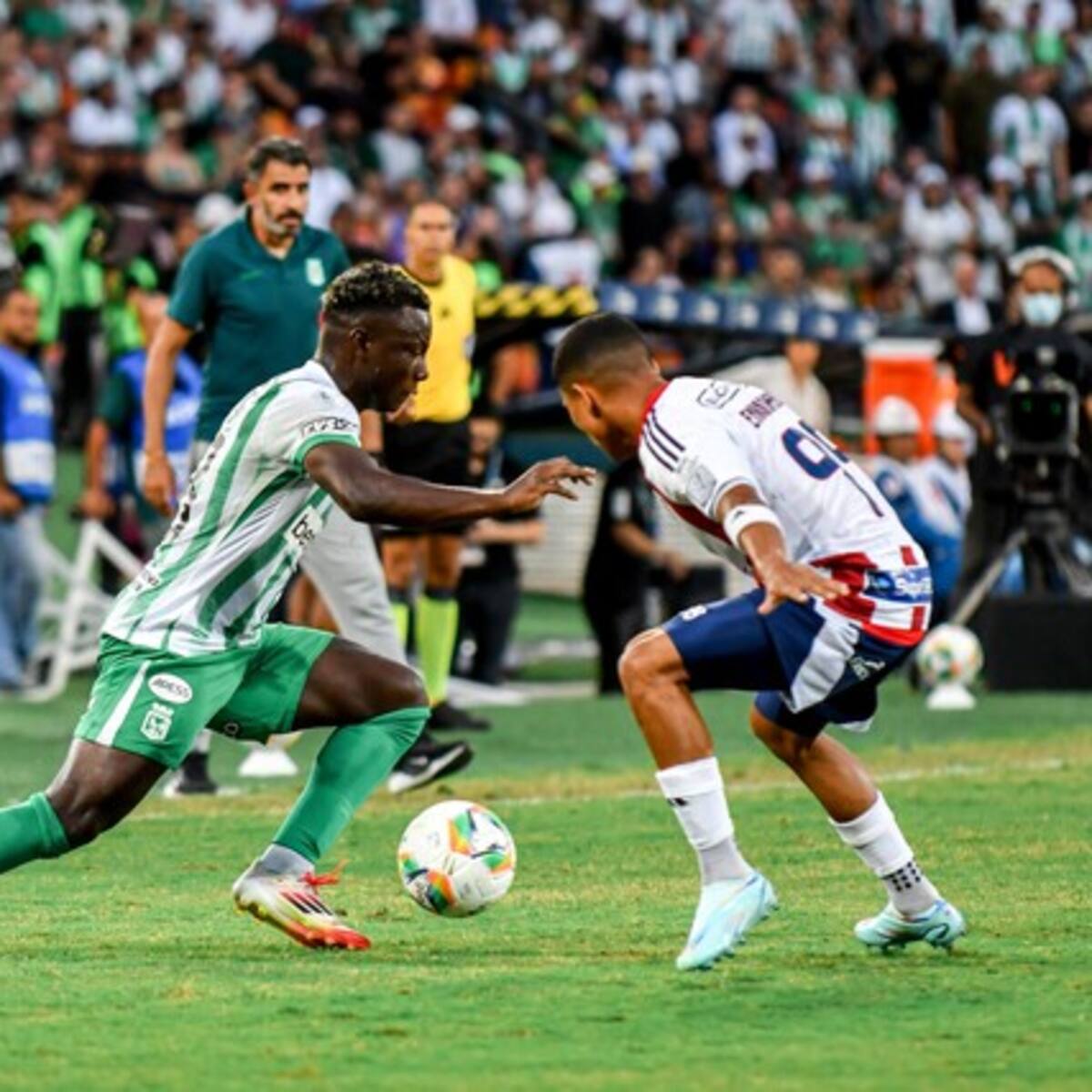 Junior, al último minuto, derrotó 2-1 a Nacional y puso un pie en la final del FPC