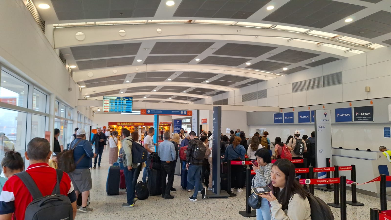 No hay operación en el Aeropuerto Palonegro por cuenta del paro camionero