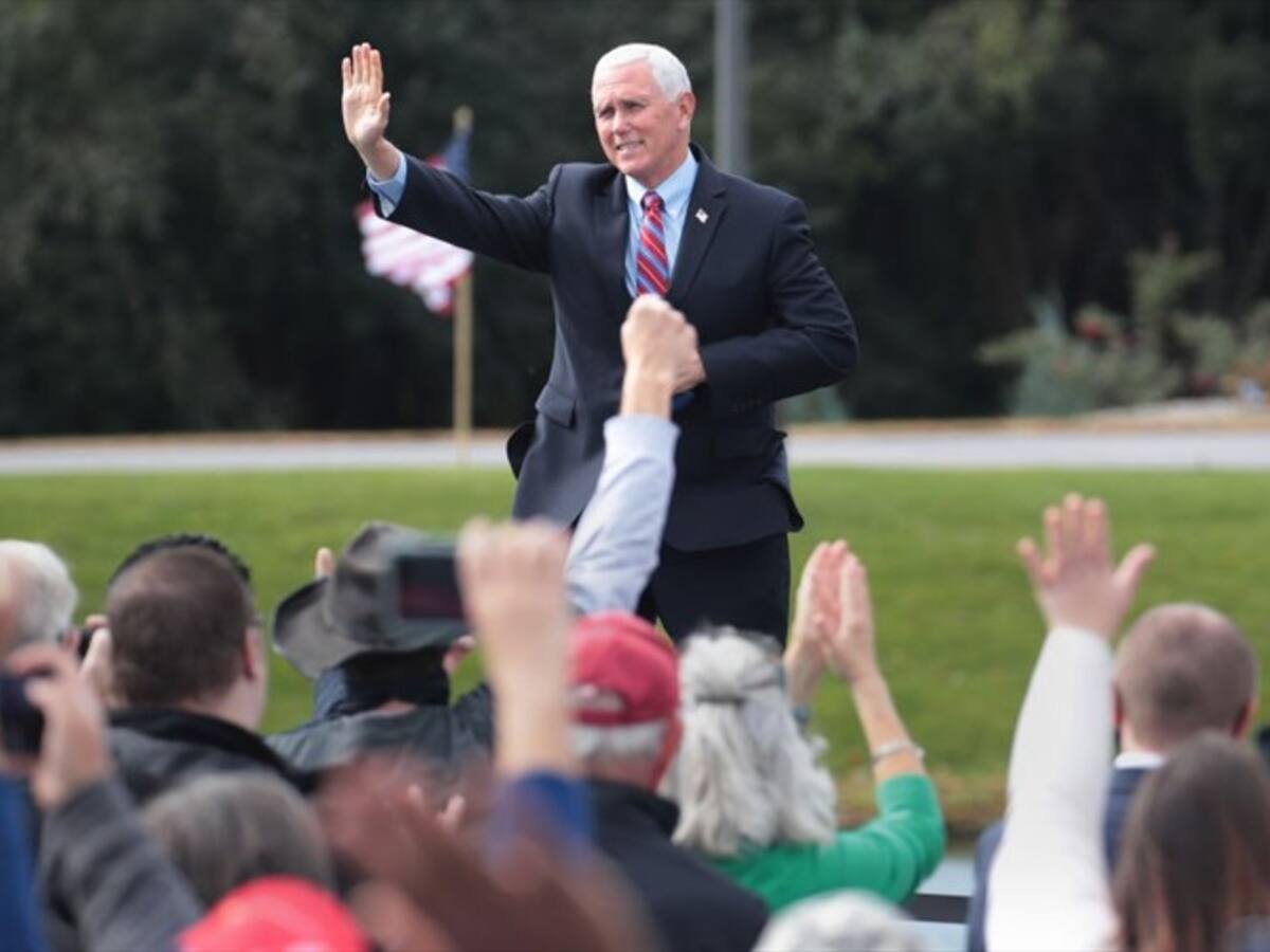 Mike Pence celebra la libertad del expresidente Uribe y lo llama ‘héroe’
