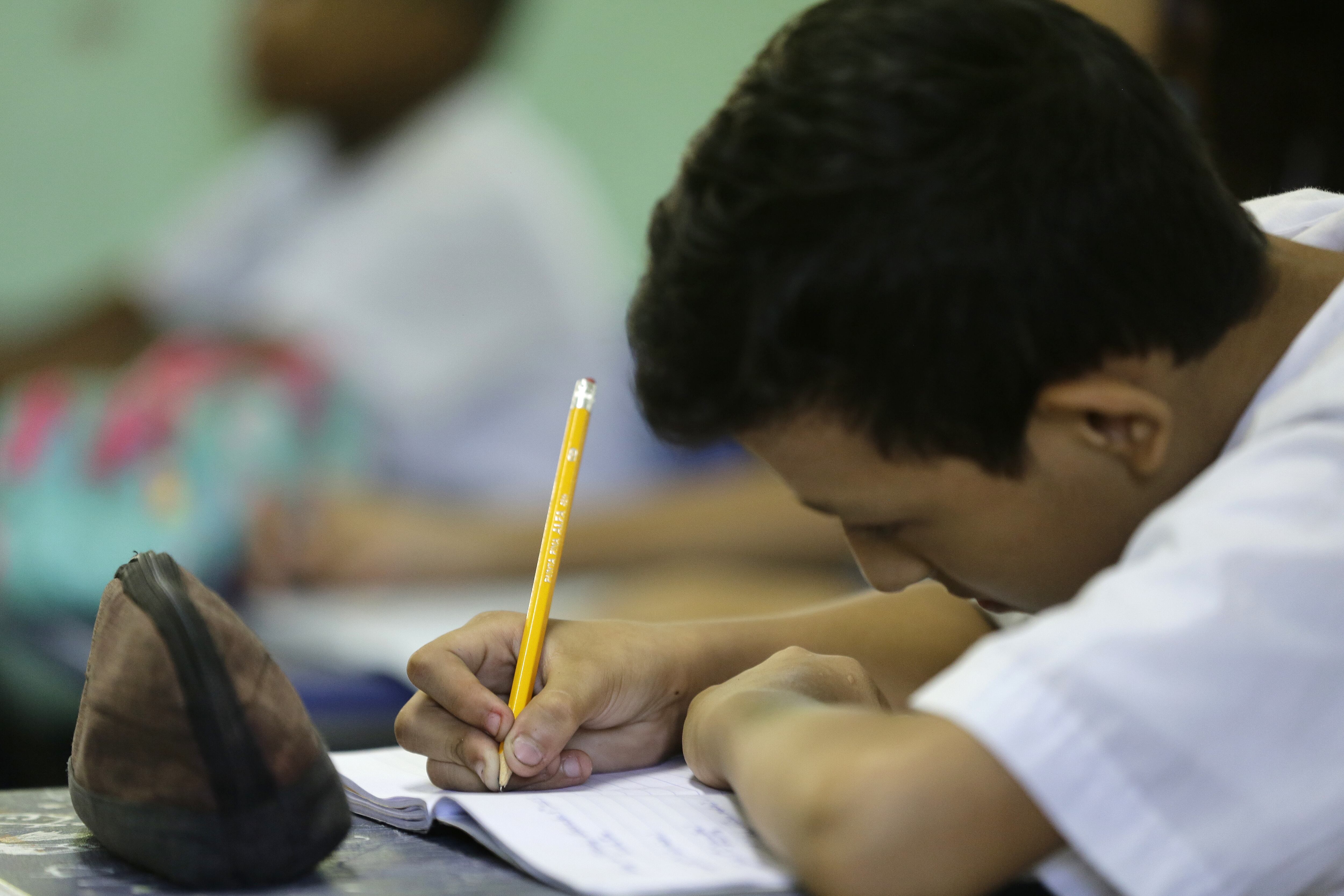 Imagen de referencia de niños estudiando. / Foto: EFE/Carlos Lemos.