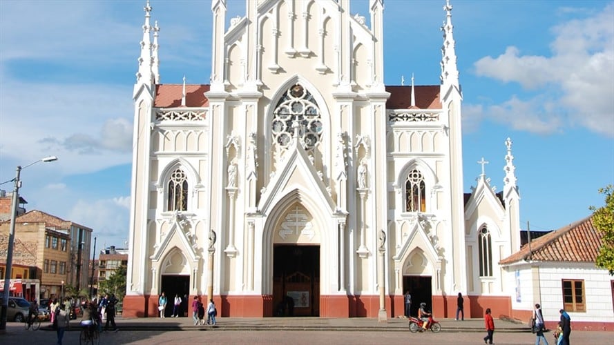 Un ciudadano instauró una tutela con la cual busca frenar las obras de mantenimiento preventivo y enlucimiento de fachadas e interiores de la basílica del municipio de Ubaté. Foto: Facebook: Parroquia Santo Cristo Ubate