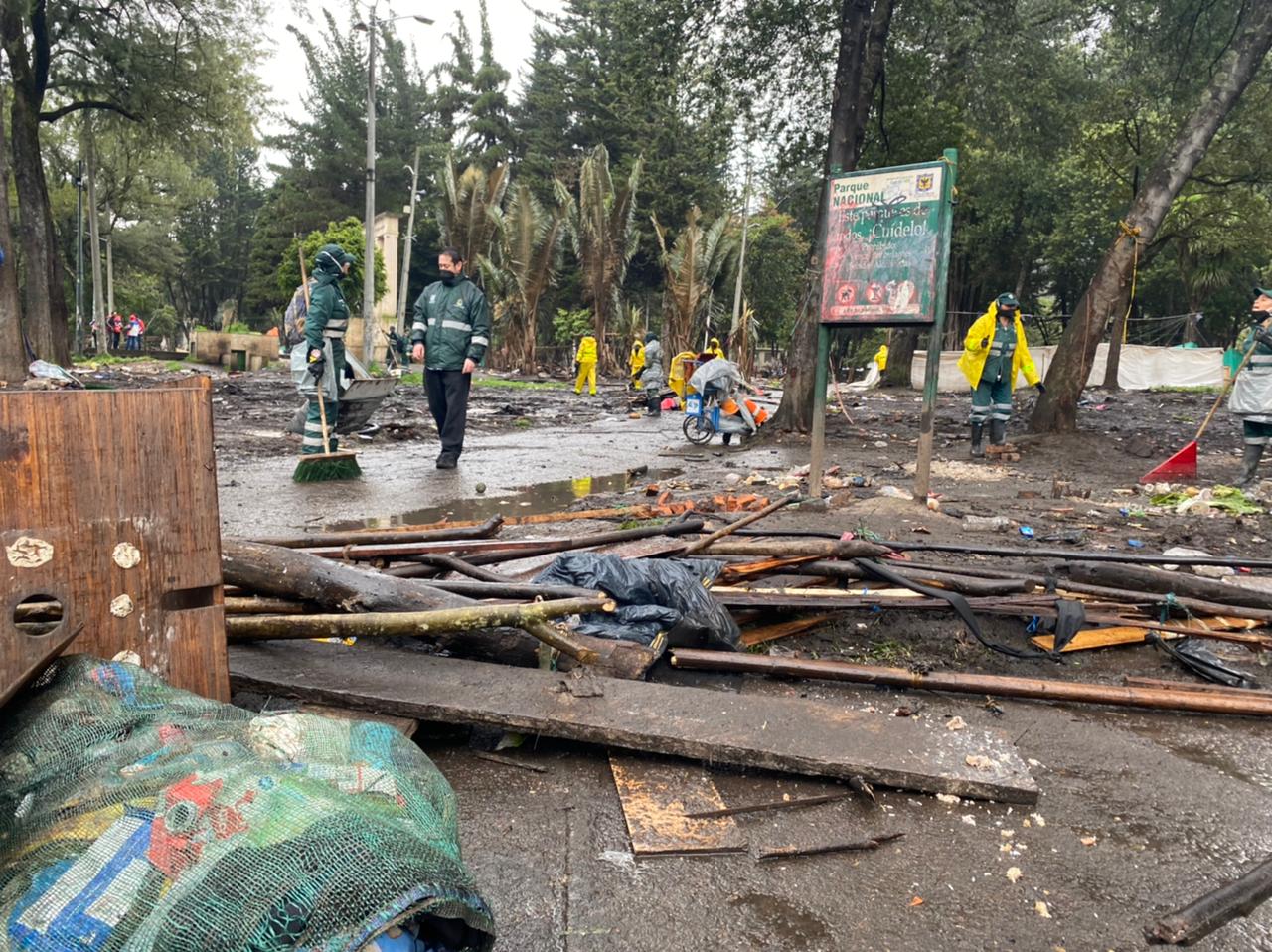 Después de ocho meses, las 15 comunidades de indígenas que estaban asentadas en el parque Nacional, en el centro de Bogotá, terminaron en la noche de este jueves el retiro del parque, luego de llegar a un acuerdo con las autoridades distritales
