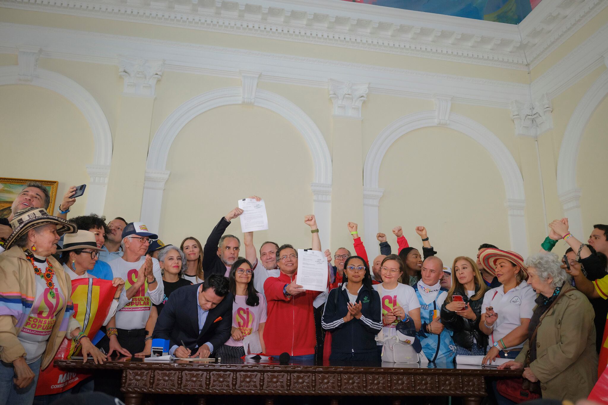 Gustavo Petro tras la radicación de la consulta popular en el Congreso de la República. Foto: cortesía Presidencia de la República