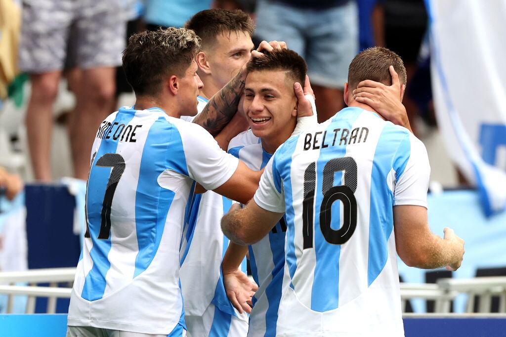 Argentina celebra su victoria en los Juegos Olímpicos. Foto: Claudio Villa/Getty Images