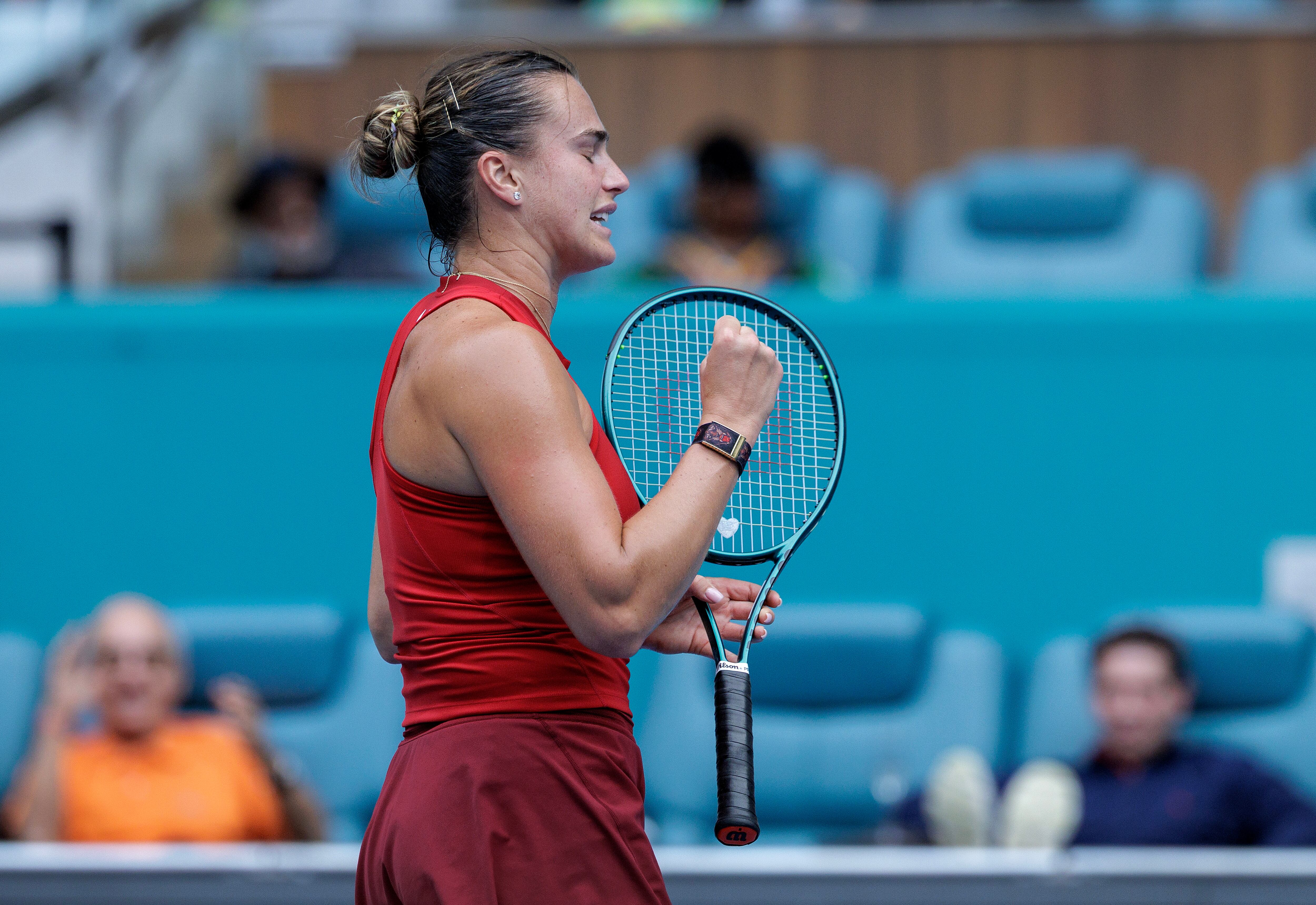 MIAMI (United States), 30/03/2025.- Aryna Sabalenka react during her match against Jessica Pegula of the USA during their Womens Singles Final at the 2025 Miami Open tennis tournament at the Hard Rock Stadium in Miami, Florida, USA, 29 March 2025.  (Tenis) EFE/EPA/CRISTOBAL HERRERA-ULASHKEVICH