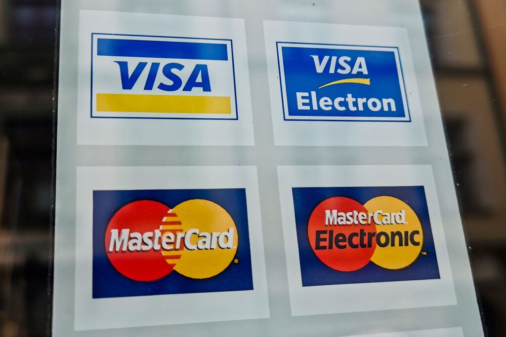 Pago con tarjeta de crédito Visa y MasterCard (Photo by Beata Zawrzel/NurPhoto via Getty Images)