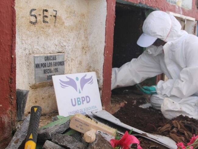 Unidad de Búsqueda de la JEP realizando una exhumación en cementerio. Foto: Colprensa - Cortesía JEP