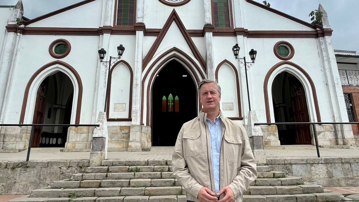 Embajador danés en Colombia denuncia múltiples “pinchazos” a su carro en Bogotá