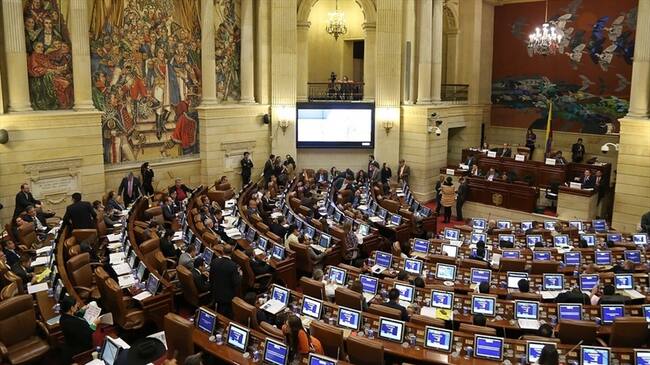 Prima adicional propuesta por Uribe podría sufrir cambios en el Congreso. Foto: Colprensa