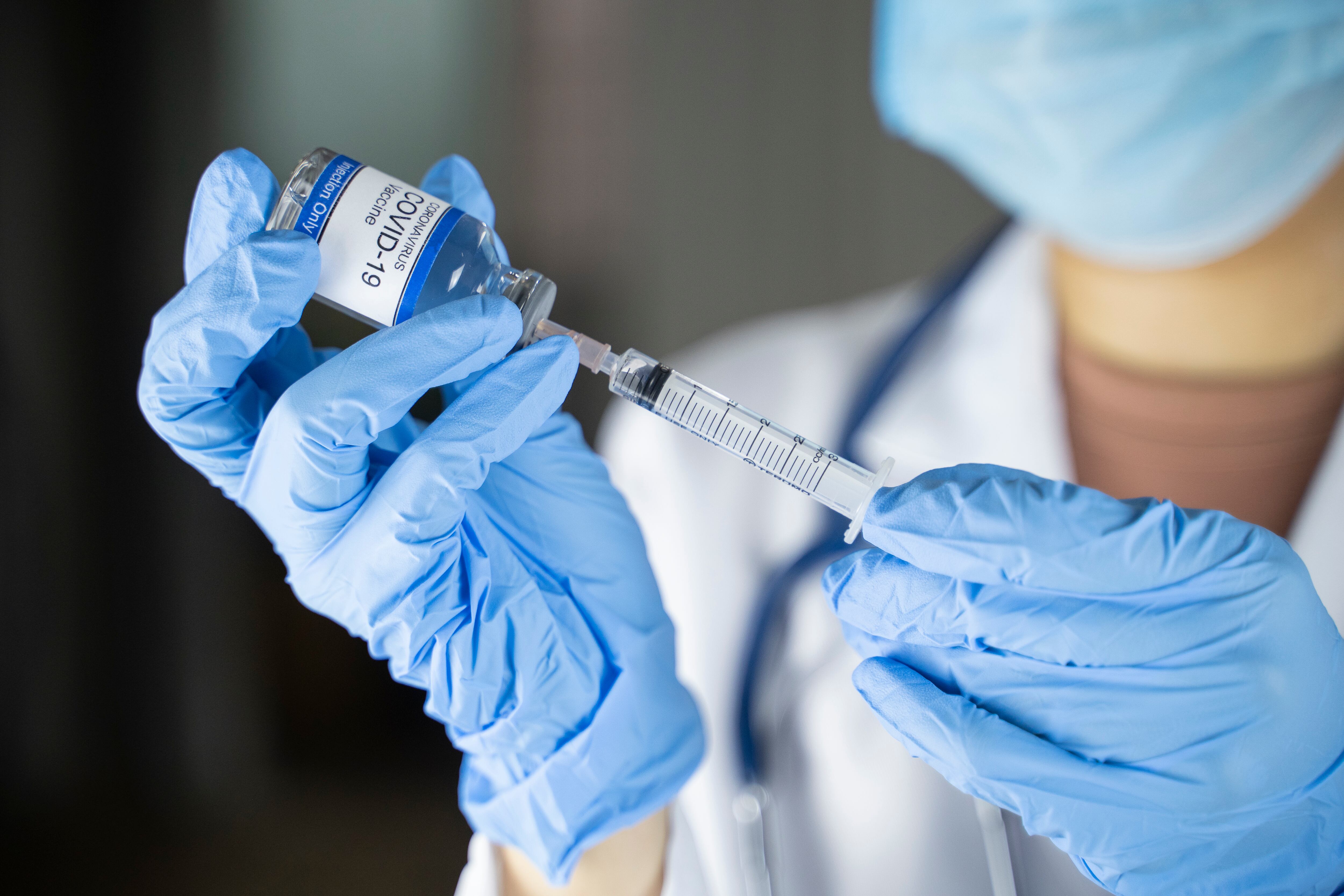 Vacuna contra el COVID-19. Foto: Warodom Changyencham / Getty Images