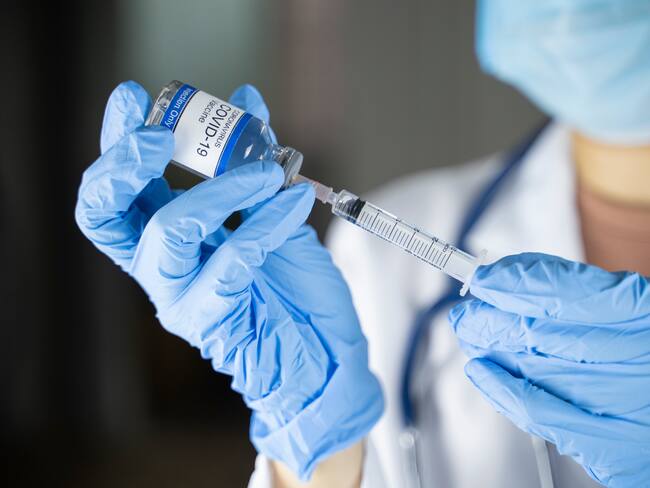 Vacuna contra el COVID-19. Foto: Warodom Changyencham / Getty Images