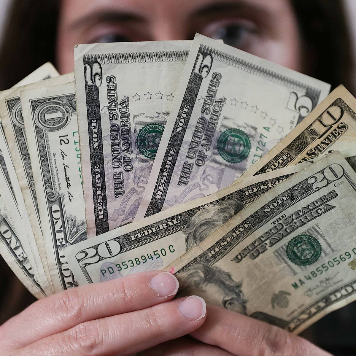 Dólar tocó los $ 4.215 en medio del desplome bursátil en varias partes del mundo