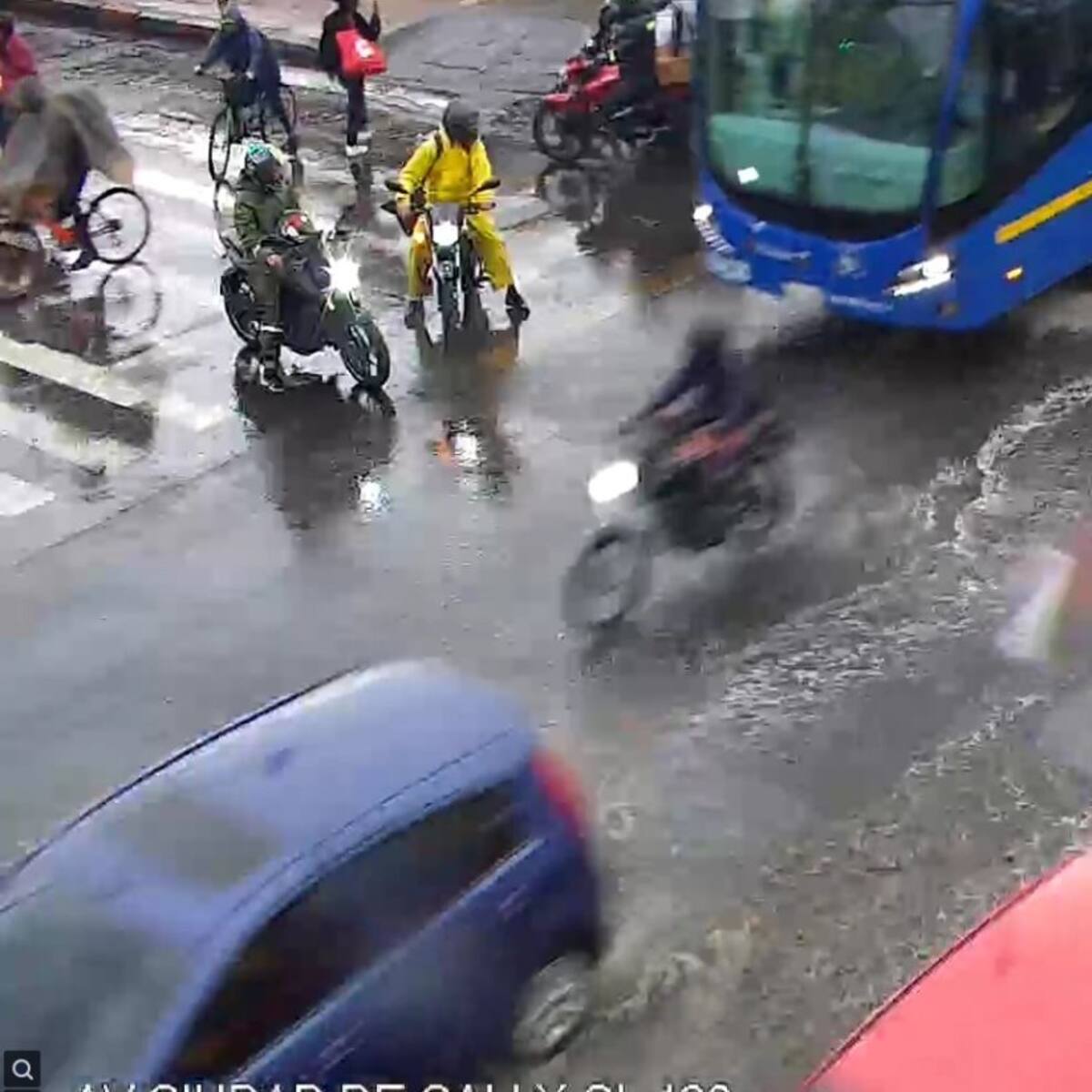 Lluvias y encharcamientos colapsan la movilidad en Bogotá este miércoles 16 de octubre
