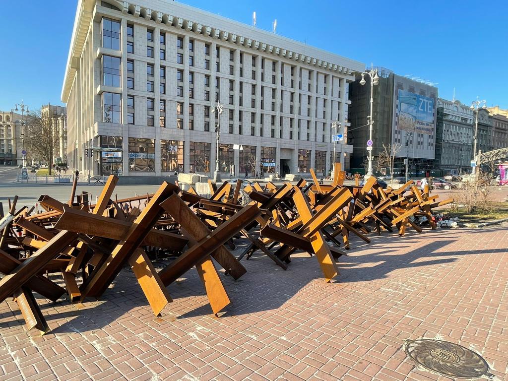 Una de las señales más claras de la guerra son  gigantescas barricadas metálicas antitanque conocidas como “erizos”, y barreras más pequeñas con púas destinadas a detener vehículos armados en la Plaza de la Independencia en Kiev.