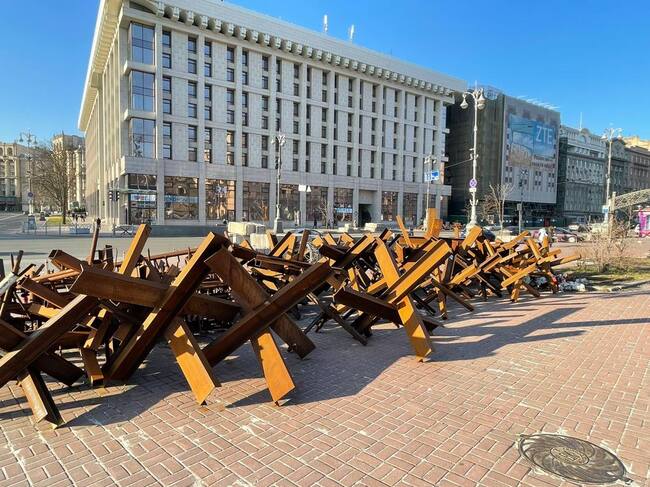 Una de las señales más claras de la guerra son gigantescas barricadas metálicas antitanque conocidas como “erizos”, y barreras más pequeñas con púas destinadas a detener vehículos armados en la Plaza de la Independencia en Kiev.